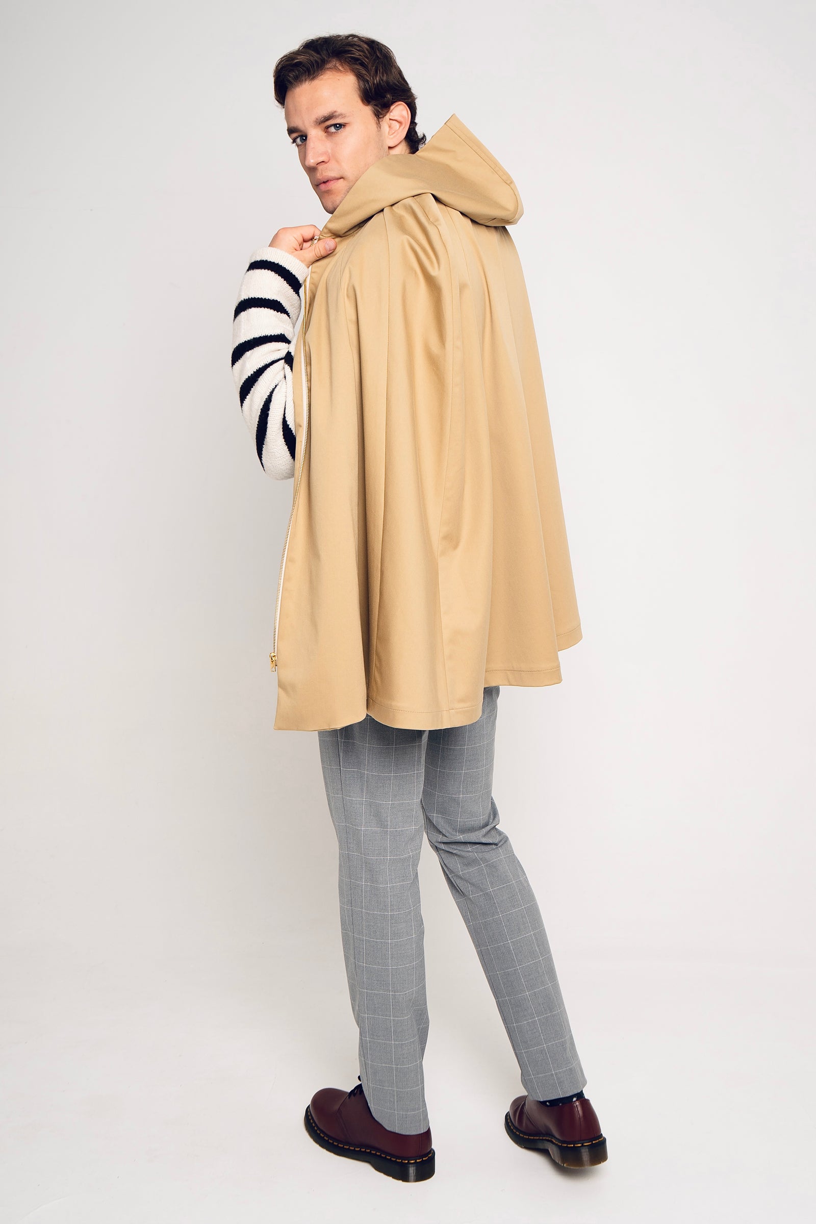 ジャケット・アウター HYEON ted cape / camel SANTANDER TRENCH CAPE CAMEL