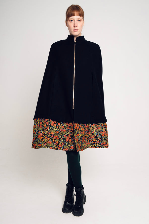 MENINA CAPE BLACK AND FLOWERS