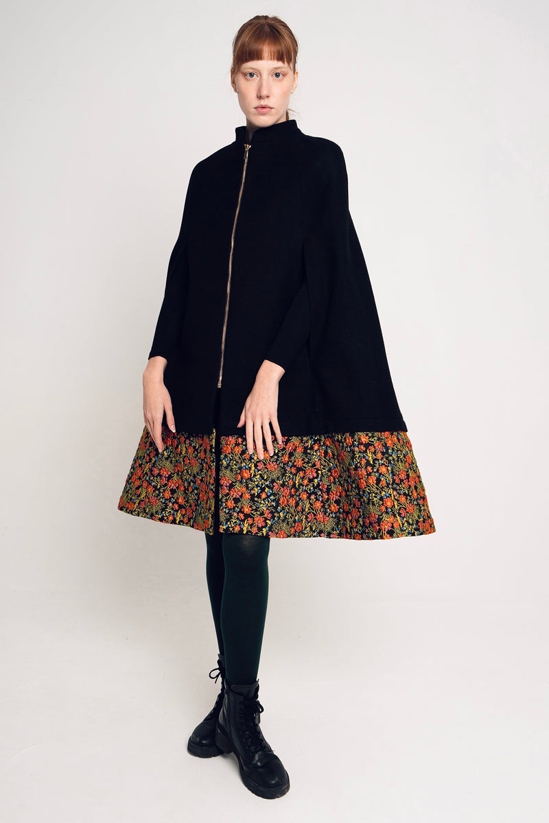 MENINA CAPE BLACK AND FLOWERS