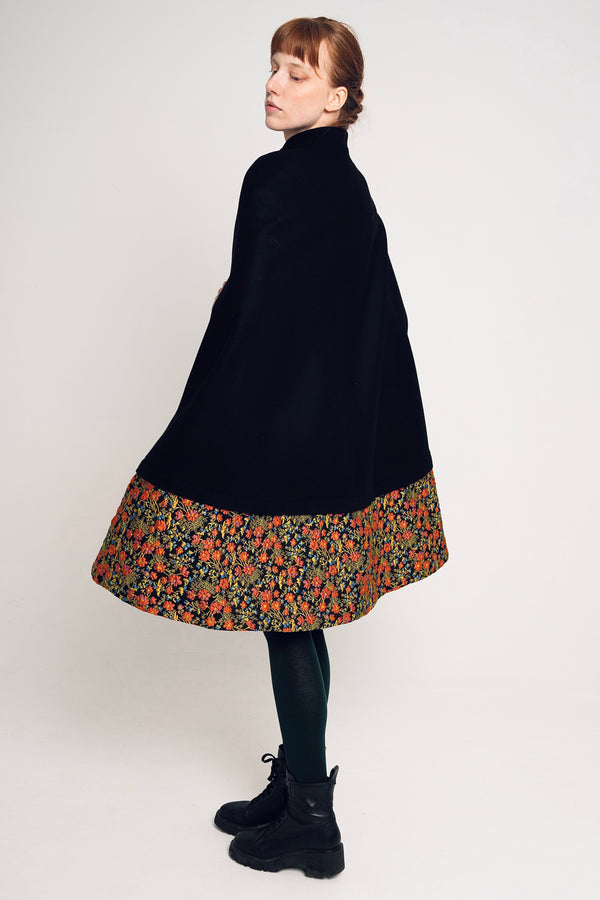 MENINA CAPE BLACK AND FLOWERS