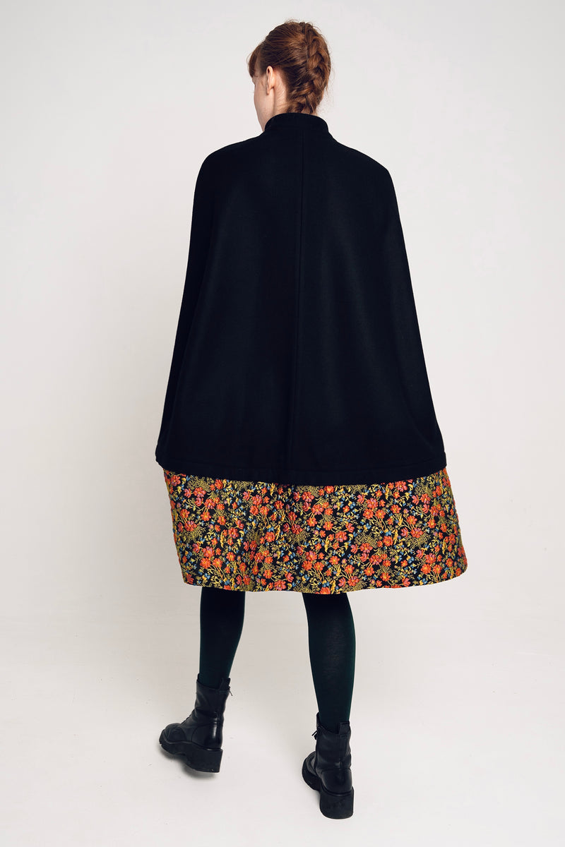 MENINA CAPE BLACK AND FLOWERS