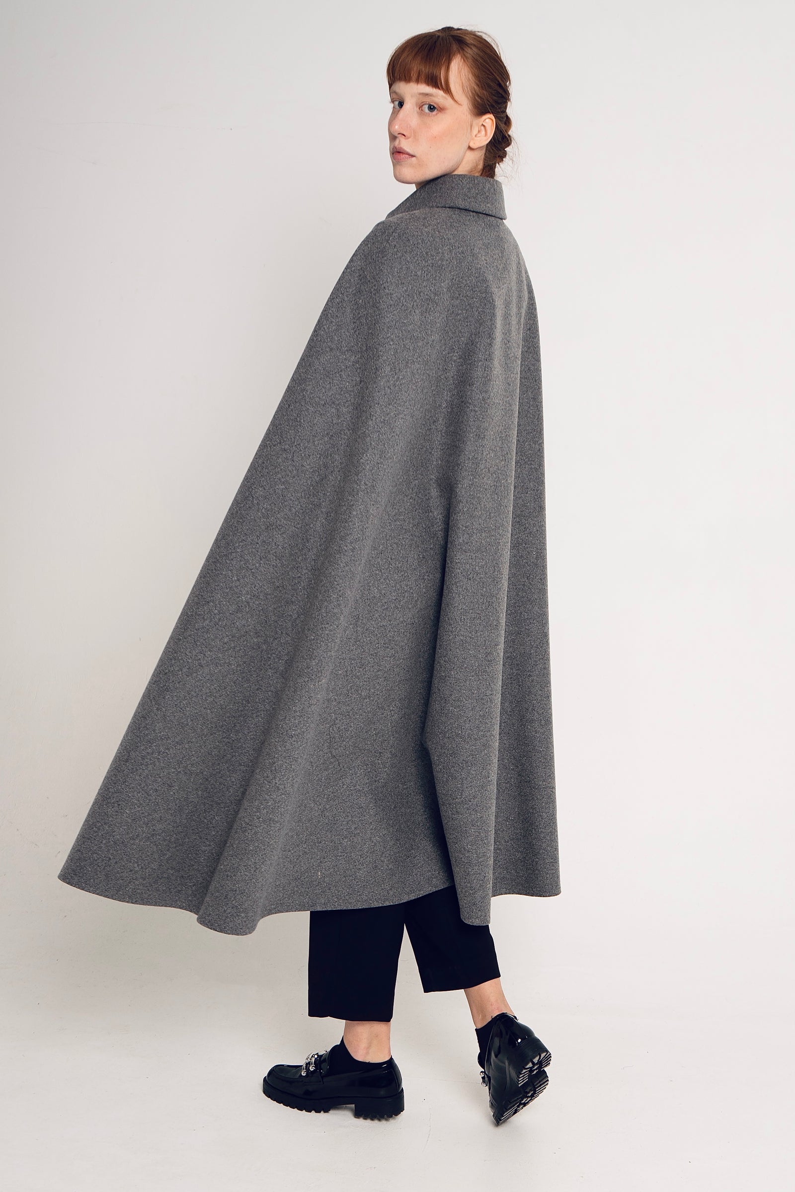 美品HYEON ted cape / gray VICTORIA CAPE GREY