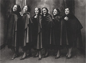 Grupo de mujeres con capas de Casa Seseña.